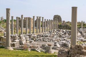 restos de un antiguo griego templo con columnas y un Roca plataforma. foto