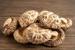 seco shiitake seta en bosque bol, sano alimento. foto