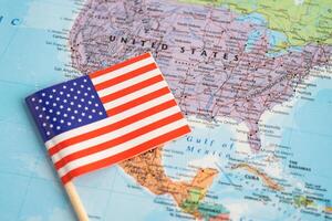 bangkok, Tailandia diciembre 7, 2023, Estados Unidos America bandera en mundo mapa antecedentes. foto