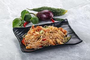 tailandés picante fideos ensalada con langostinos foto