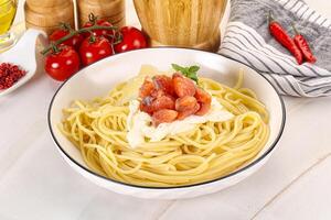 pasta espaguetis con salmón y stracciatella foto