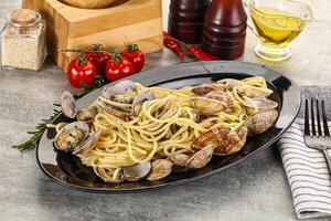 Italian pasta - Spaghetti vongole with clams photo