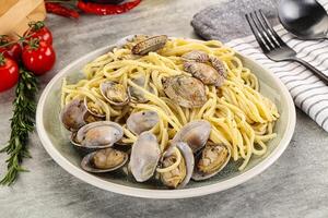 italiano pasta - espaguetis vongole con almejas foto