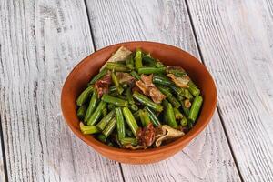 asado tocino con verde frijol foto