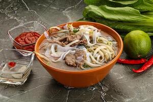 vietnamita sopa pho bo con carne de vaca foto