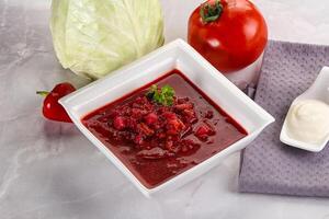 borsch sopa con repollo y raíz de remolacha foto