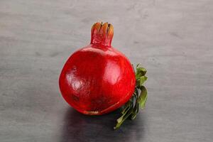 maduro rojo dulce y jugoso granada foto