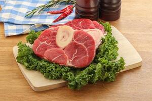 carne cruda de res de osobuco para cocinar foto