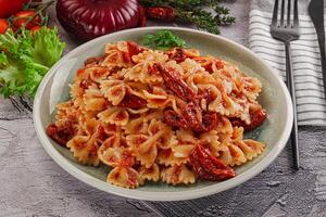 italiano pasta con seco tomate foto