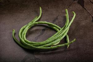 crudo espárragos verde frijol para Cocinando foto