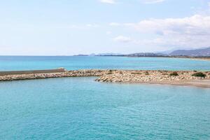 ver en rocoso playa con claro azul mar y rompeolas a el soleado día. Mediterráneo mar cerca a demré, pavo. foto