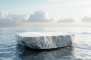 un grande rock podio etapa se sienta en el medio de el Oceano foto