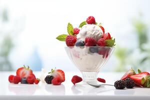 hielo crema y Fresco bayas en un vaso taza, adornado con menta, Perfecto para un verano postre menú foto