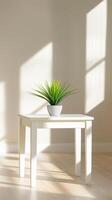 minimalista mesa con verde planta foto