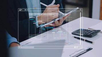 projekt chef arbetssätt med gantt Diagram schema till planen uppgifter och leveranser. schemaläggning aktiviteter med en planera programvara, företags- strategi för finansiera, operationer, försäljning, marknadsföring. video