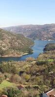 incroyable rivière paysage. rivière cavado, le Portugal video