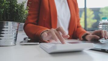 comece programação equipe. local na rede Internet desenhador trabalhando digital tábua doca teclado e computador computador portátil com inteligente telefone e compactar servidor em mármore mesa, filtro filme efeito video