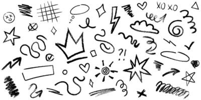 mano dibujado pintada estilo garabatos garabatear tiza símbolos - corona, corazones, flechas, caja de texto, estrellas. carbón garabatos, grunge textura elementos vector
