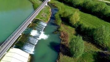 Drohne fliegend Über val de kurz, Antenne Aussicht von das sangsue See, Meurthe-et-Mosel video