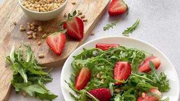 vitamine salade de fraise avec Roquette video