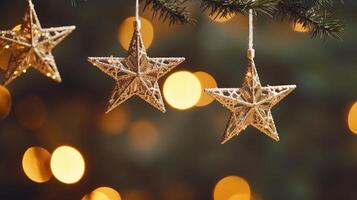 Navidad decoraciones de cerca en contra el antecedentes de un Navidad árbol foto