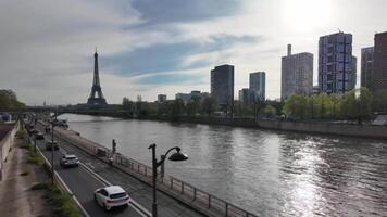 nuvoloso giorno Visualizza di il Senna fiume con il eiffel Torre e moderno parigino architettura, ideale per viaggio e bastille giorno concetti Parigi, Francia,15 aprile 2024 video