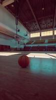 Basketball auf Fitnessstudio Fußboden video