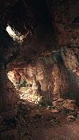 donker grot gevulde met rotsen en aarde video