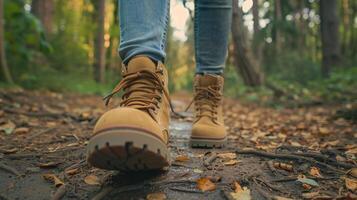 activo estilo de vida escena cerca arriba de caminando botas en un naturaleza sendero foto