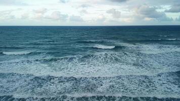 incroyable tropical mer vague texture aérien vue l'eau l'eau texture puissant video