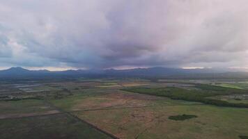 un suave, rosado morado puesta de sol yesos sus resplandor terminado el montañas y lozano verde campos de el dominicano república, como visto desde arriba. es un tranquilo escena ese capturas el esencia de el amable zona tropical video