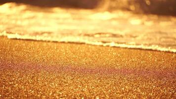 klein zee Golf, wazig zacht schuimend golven het wassen gouden zanderig strand Aan zonsondergang. oceaan golven Aan zanderig strand. niemand. vakantie recreatie concept. abstract nautische zomer oceaan zonsondergang natuur achtergrond. video