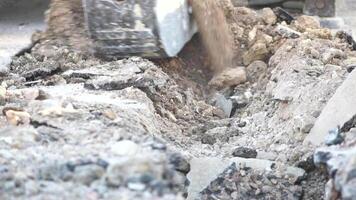 excavatrice creuse une tranchée à allonger tuyaux. proche en haut de un excavatrice creusement une Profond tranchée. un excavatrice creuse une tranchée dans le campagne à allonger une l'eau tuyau. lent mouvement video