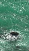 antenne verticaal visie Aan azuur zee. klein golven Aan water oppervlakte in beweging vervagen. natuur zomer oceaan zee strand achtergrond. niemand. weer en klimaat Wijzigen. vakantie, vakantie en reizen idee. video