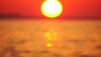 verschwommen golden Meer beim Sonnenuntergang. das Sonne spiegelt und funkelt auf das Wellen mit Bokeh, leuchten das golden Meer. Urlaub Erholung Konzept. abstrakt nautisch Sommer- Ozean Sonnenuntergang Natur Hintergrund. video