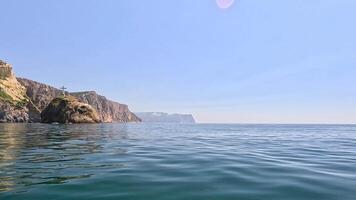 mare acqua superficie. Basso angolo Visualizza al di sopra di chiaro azzurro mare acqua. sole bagliore. astratto nautico estate oceano natura. vacanza, vacanza e viaggio concetto. nessuno. lento movimento. tempo metereologico e clima modificare video