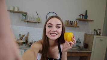 pov Disparo de blogger niña haciendo fotos, tomando selfies para social medios de comunicación en móvil teléfono a cocina video