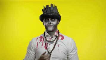 sinistro uomo con professionale Halloween scheletro trucco saluto qualcuno, dire ciao, Ciao, benvenuto video