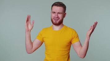 Mann erziehen Hände im empört Ausdruck fragen Warum Was Grund von Fehler demonstrieren Unglaube video