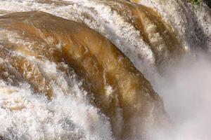 agua que cae en un río cascada foto