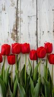 rojo tulipanes en blanco de madera fondo foto