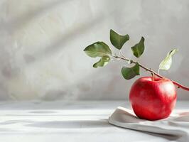 manzana roja con hojas verdes foto