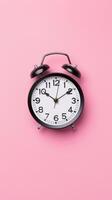 clásico negro alarma reloj en rosado foto