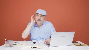 un hombre con un escuchando problema. video