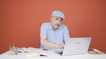 concentrado homem trabalhando em computador portátil. video