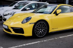 minsk, bielorrusia, abril 17, 2024 - lujo coche amarillo Porsche 911 foto