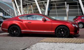 minsk, bielorrusia, abril 17, 2024 - lujo británico coche bentley continental foto