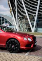 minsk, bielorrusia, abril 17, 2024 - deportivo y lujoso bentley continental foto