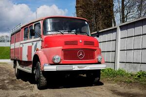 minsk, bielorrusia, abril 18, 2024 - mercedes-benz l 1113 Clásico camión foto