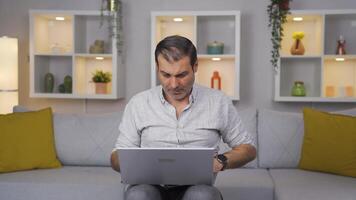 uomo Lavorando difficile su il computer portatile. video